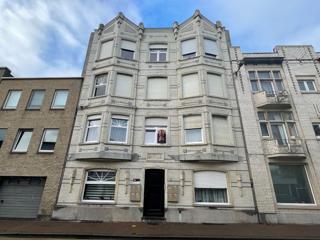 Gezellig gemeubeld appartement met één slaapkamer. Niet ver van het centrum van Blankenberge en het openbaar vervoer. foto {{pictureIndex}}
