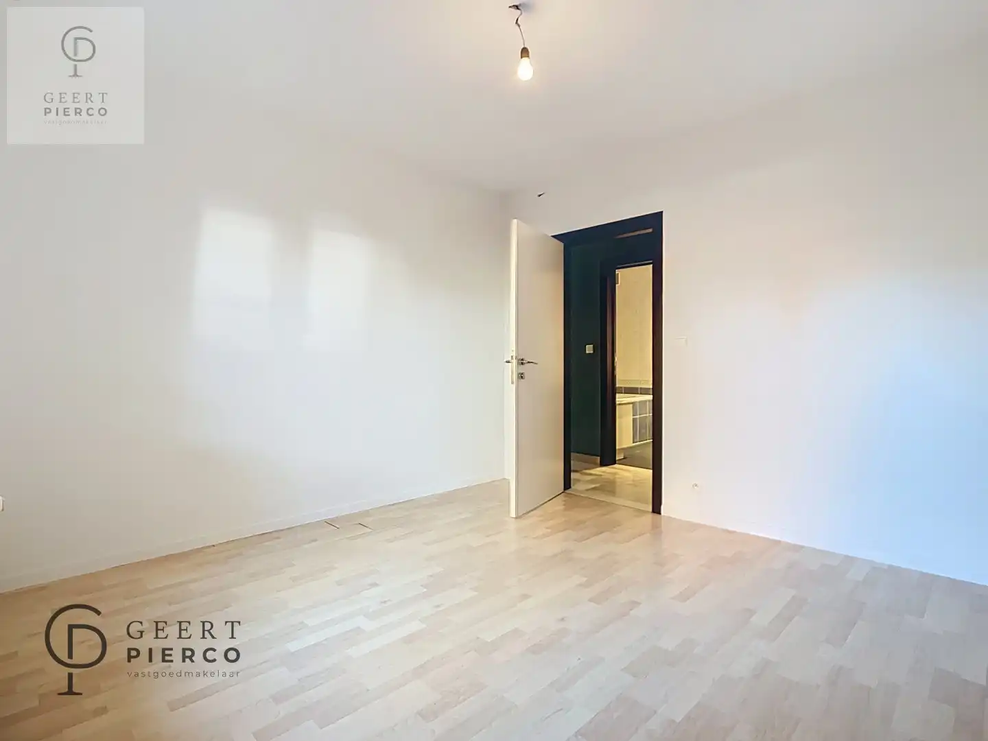 Ruime bungalow met drie slaapkamers en inpandige garage op een perceel van 10a37ca. foto 19