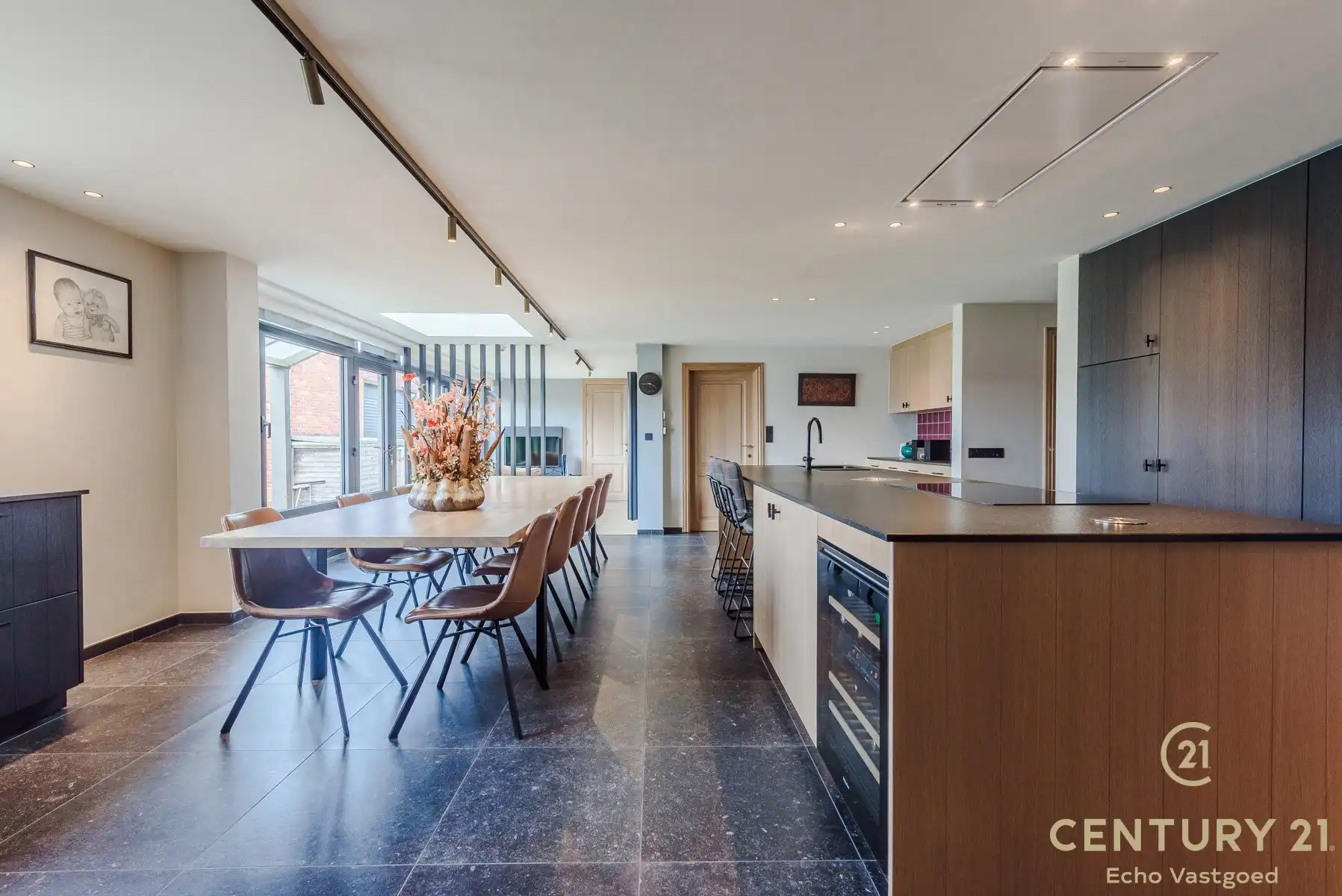 Unieke woning met magazijnen,  zwembad en conciergewoning foto 10