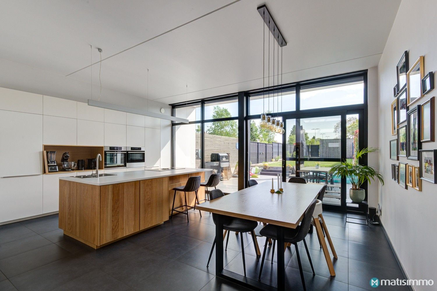 RUIME INSTAPKLARE GEZINSWONING MET 4 SLAAPKAMERS, TUIN EN ZONNEPANELEN foto 8
