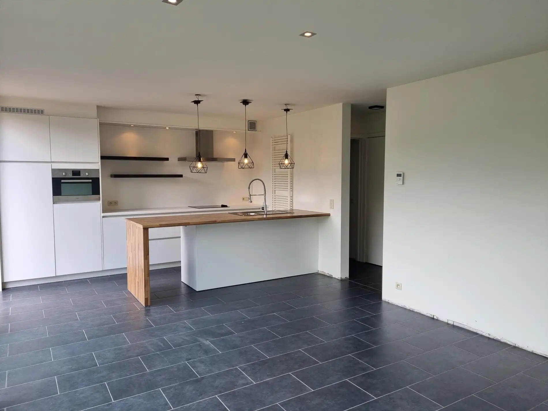 Knap gelijkvloers éénslaapkamerappartement met tuin en garagebox. foto 5