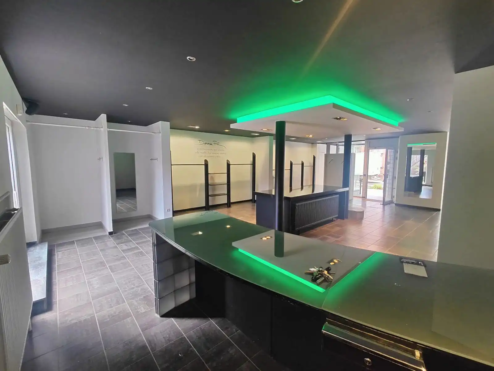 Handelsruimte op toplocatie in hartje Temse foto 3