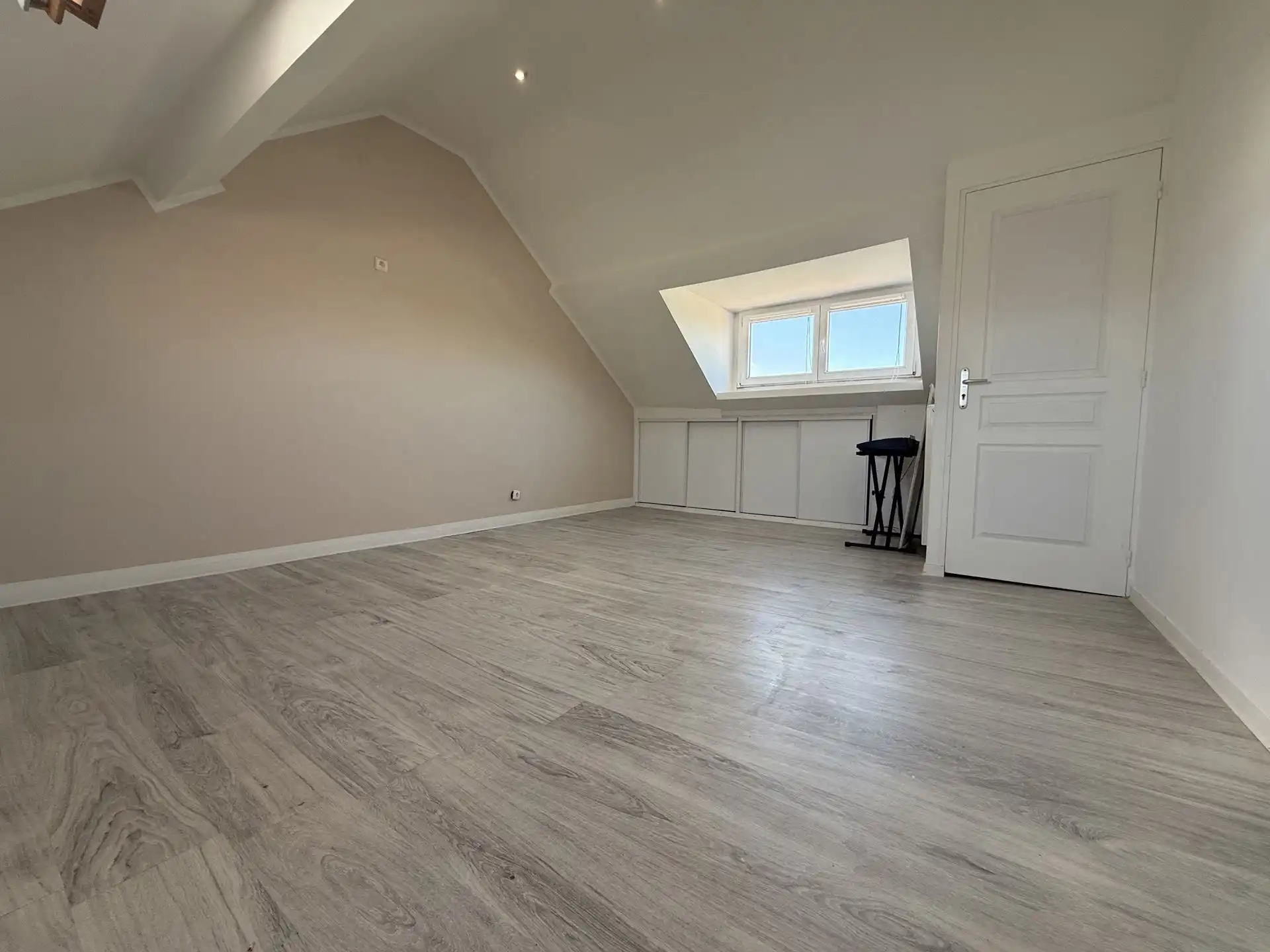 Leuke woning met 3 slk, oprit en tuin foto 8