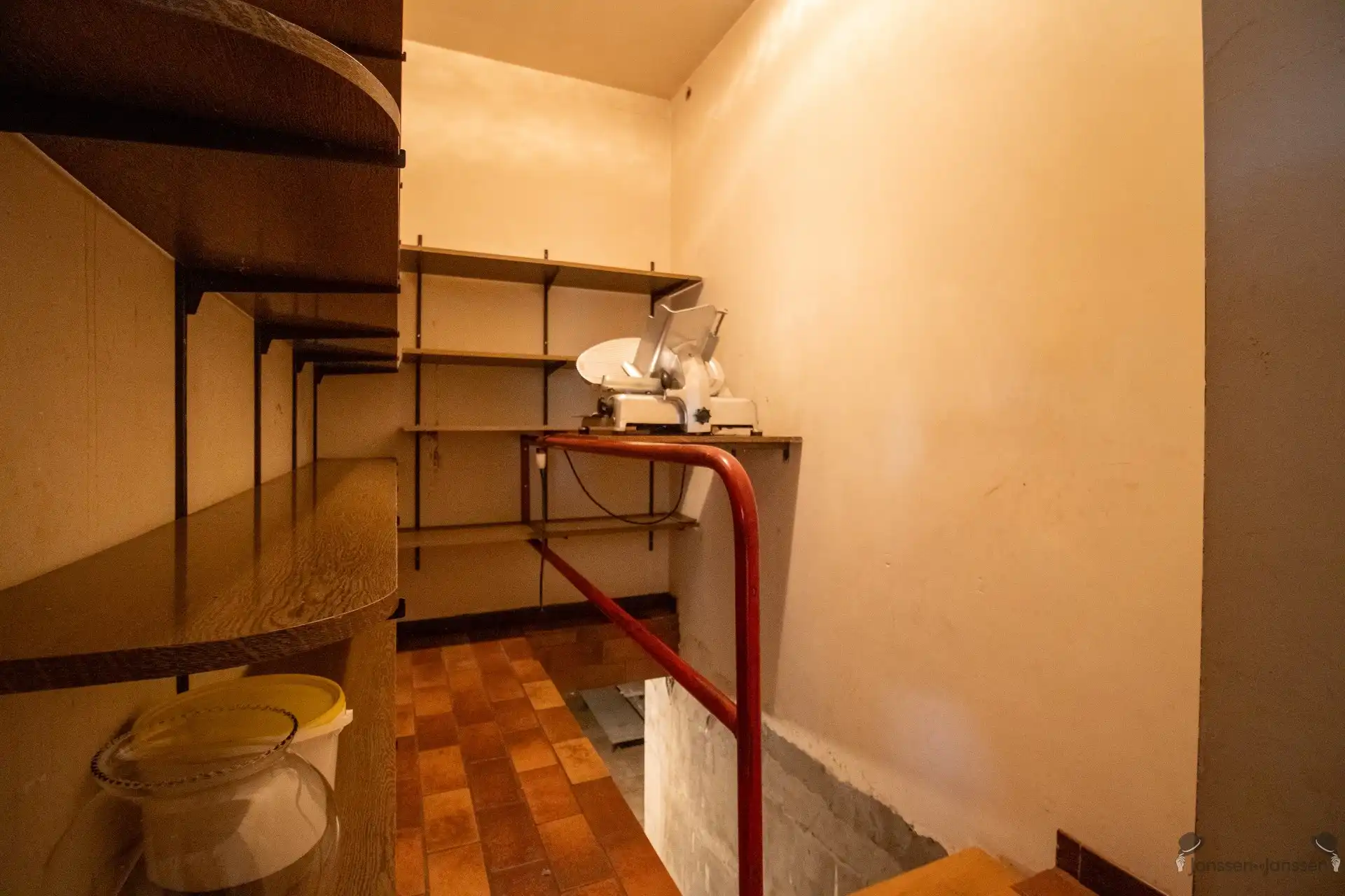 Ruime op te frissen woning met 4 slaapkamers en ruime garage op 1.276 m² foto 22