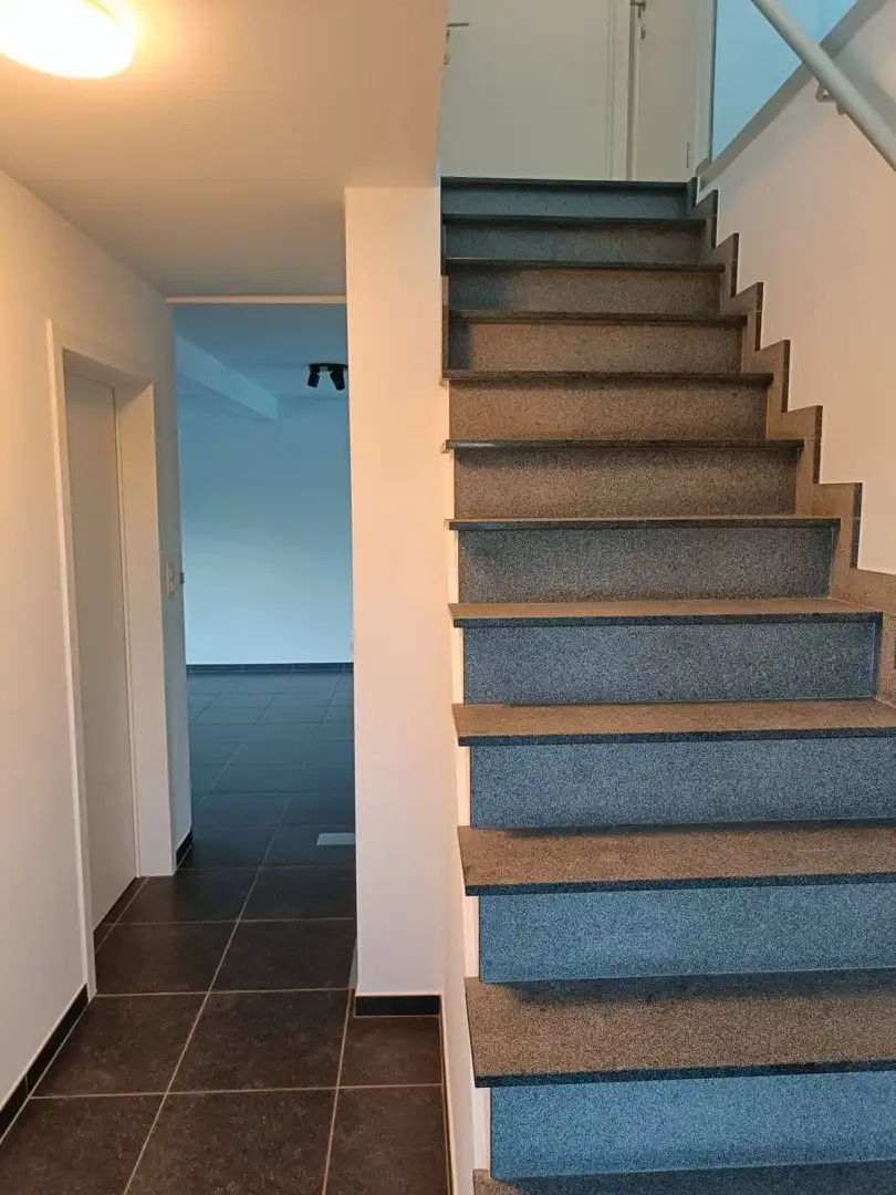 Instapklaar duplexappartement met 2 slpk, terras, garage & 2 parkeerplaatsen te huur in Bilzen foto 13
