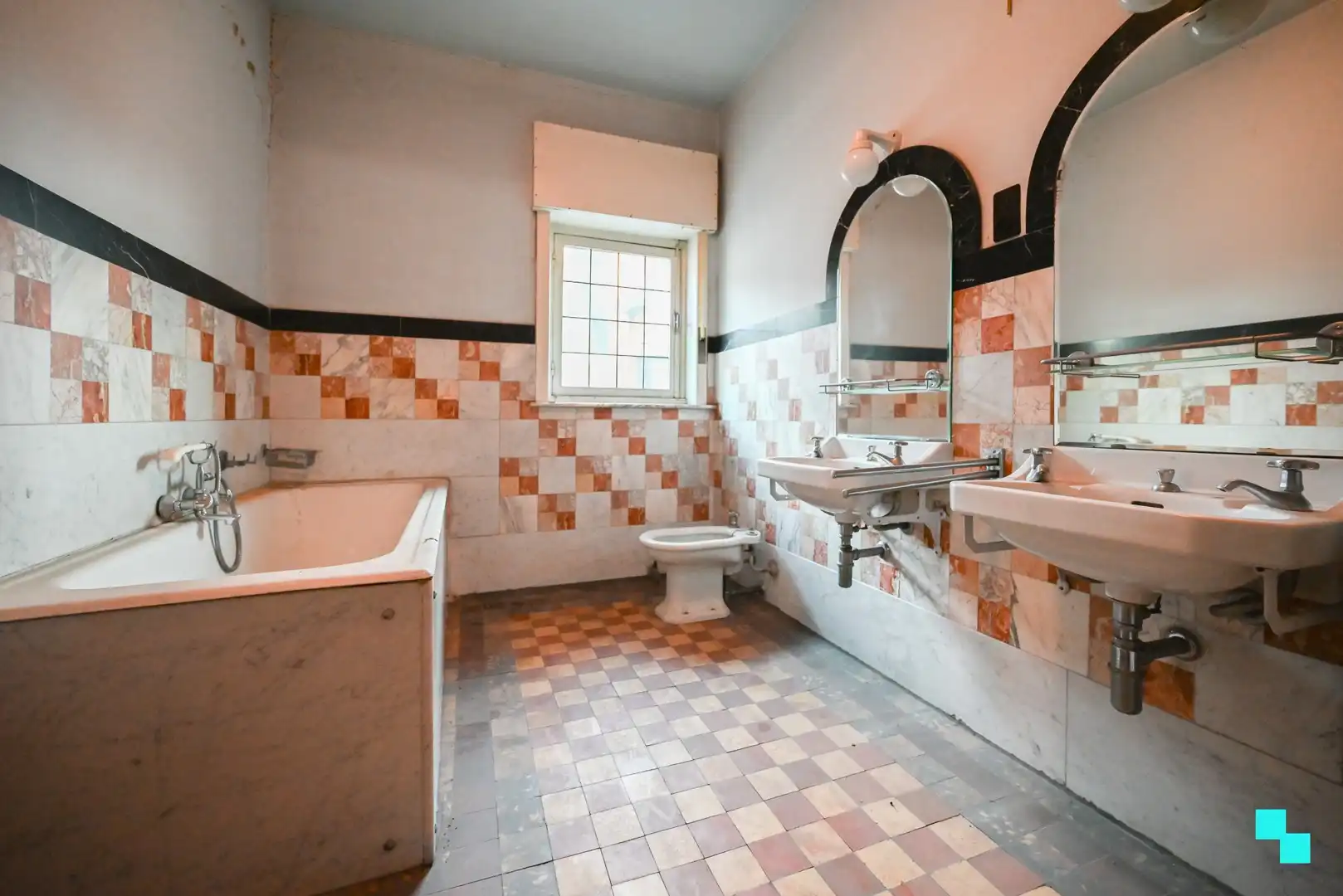 Zeer ruime & authentieke woning in Izegem foto 14