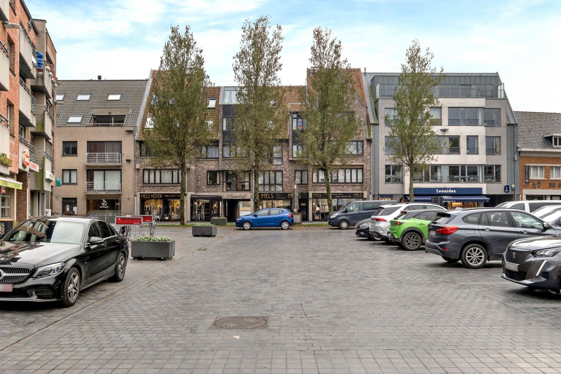 Ruim appartement met open zicht aan de markt in Gistel. foto 9