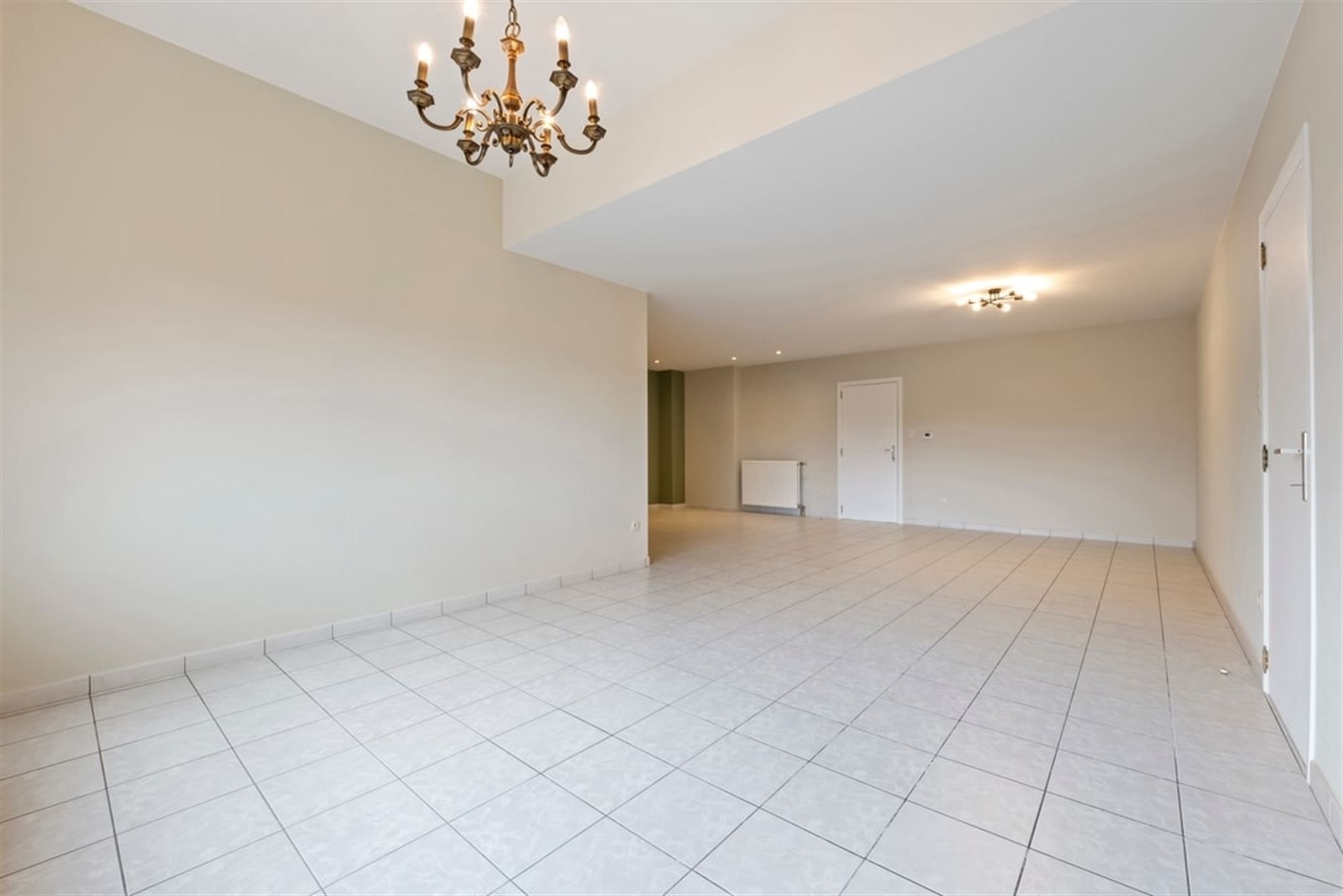 RUIM GELIJKVLOERS APPARTEMENT MET 3 SLKS EN EEN STAANPLAATS OP WANDELAFSTAND VAN HET CENTRUM VAN SINT-TRUIDEN  foto 11