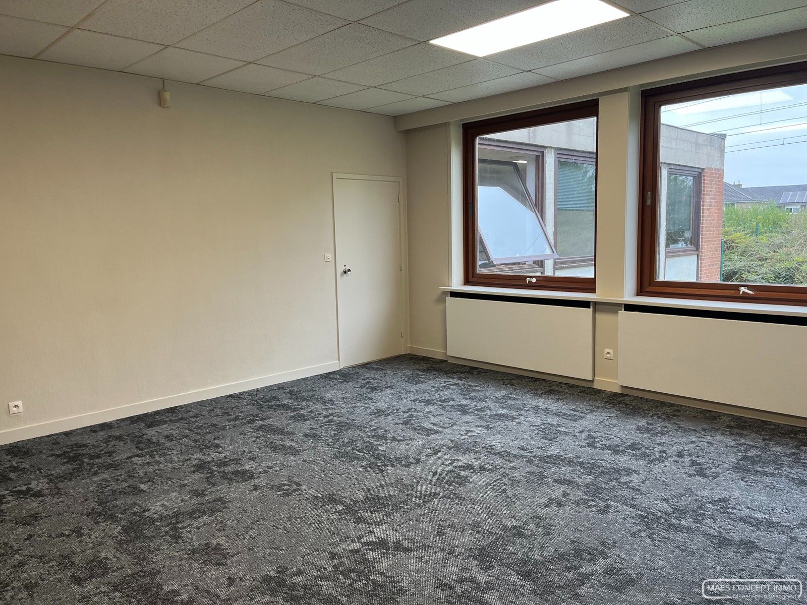 Kantoor 6a te huur, dichtbij ring van Kortrijk en autosnelwegen foto {{pictureIndex}}