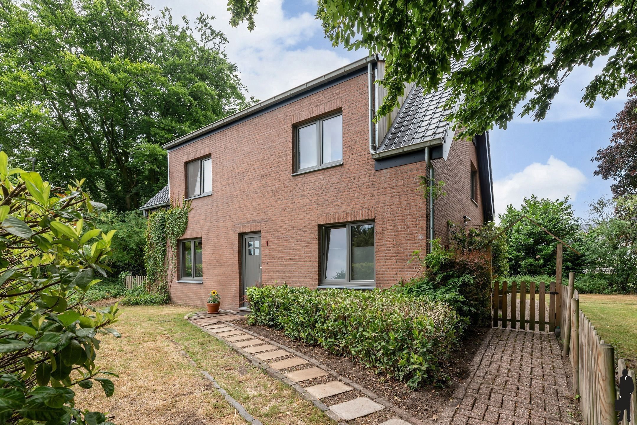 Instapklare vrijstaande woning met Zuid-Westelijke tuin foto {{pictureIndex}}