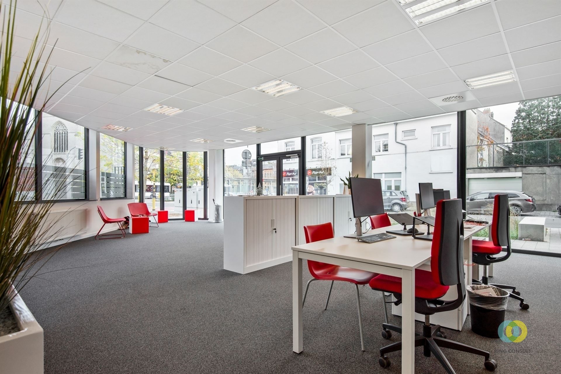 Instapklaar kantoor of commercieel gelijkvloers op uistekende locatie foto 2