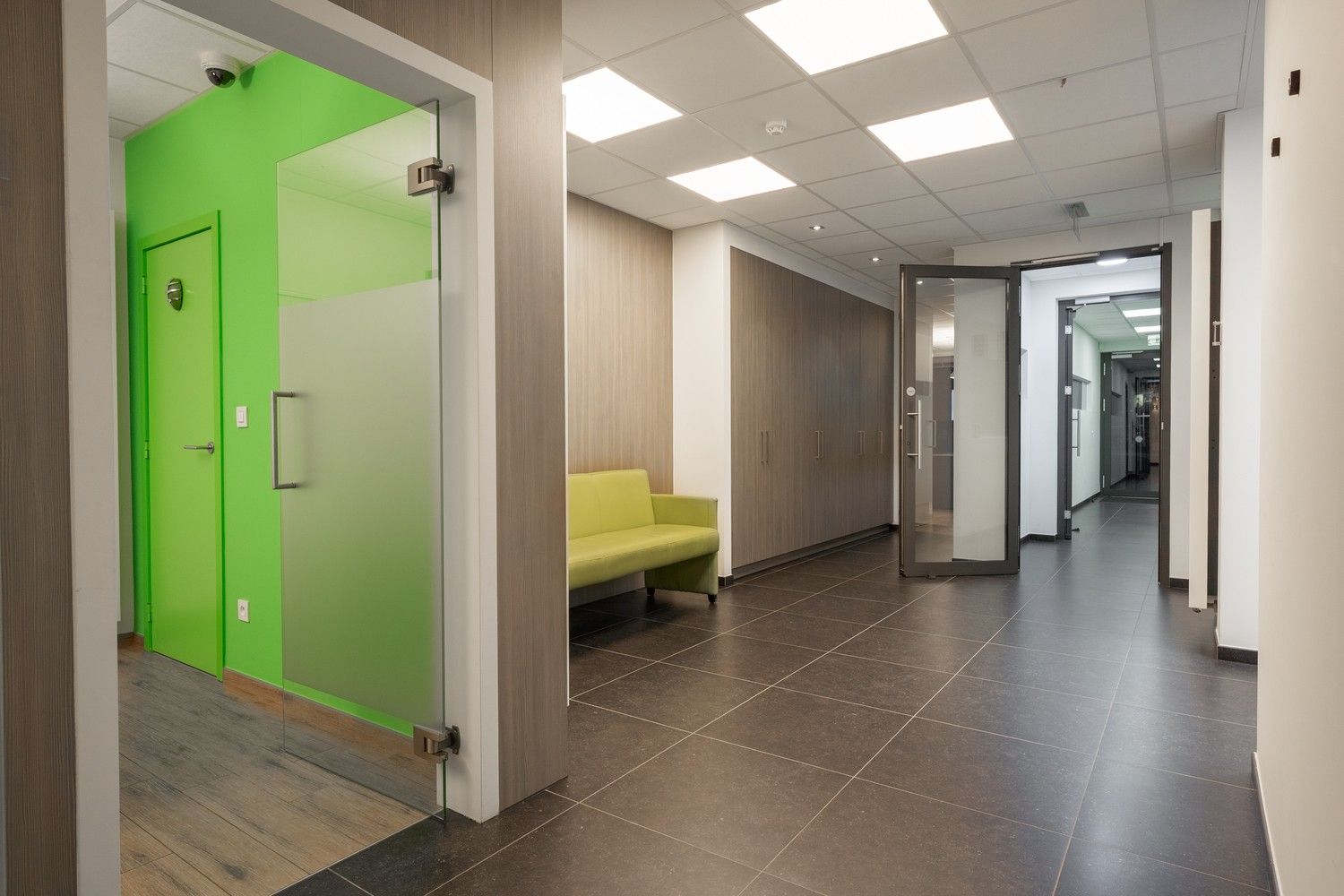 Mooi gerenoveerd handelspand pal in het centrum van Pelt met 7 parkeerplaatsen foto 10