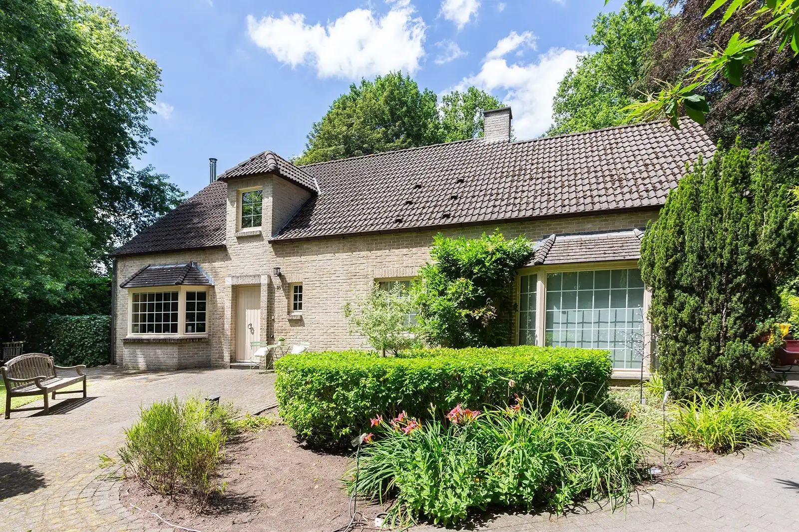 Villa met tuin op toplocatie in Schoten foto {{pictureIndex}}