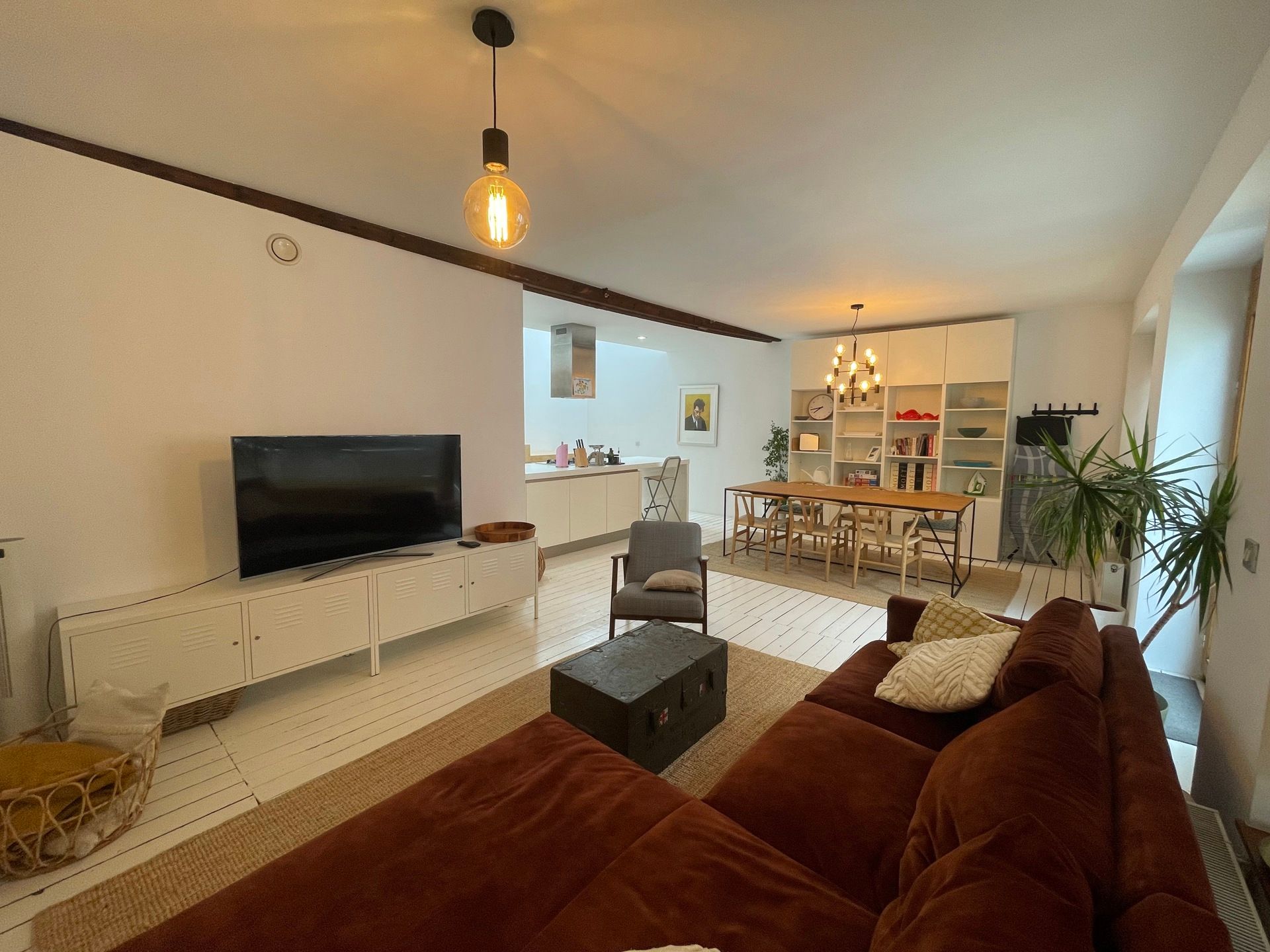 Bemeubelde loft met veel lichtinval foto 3