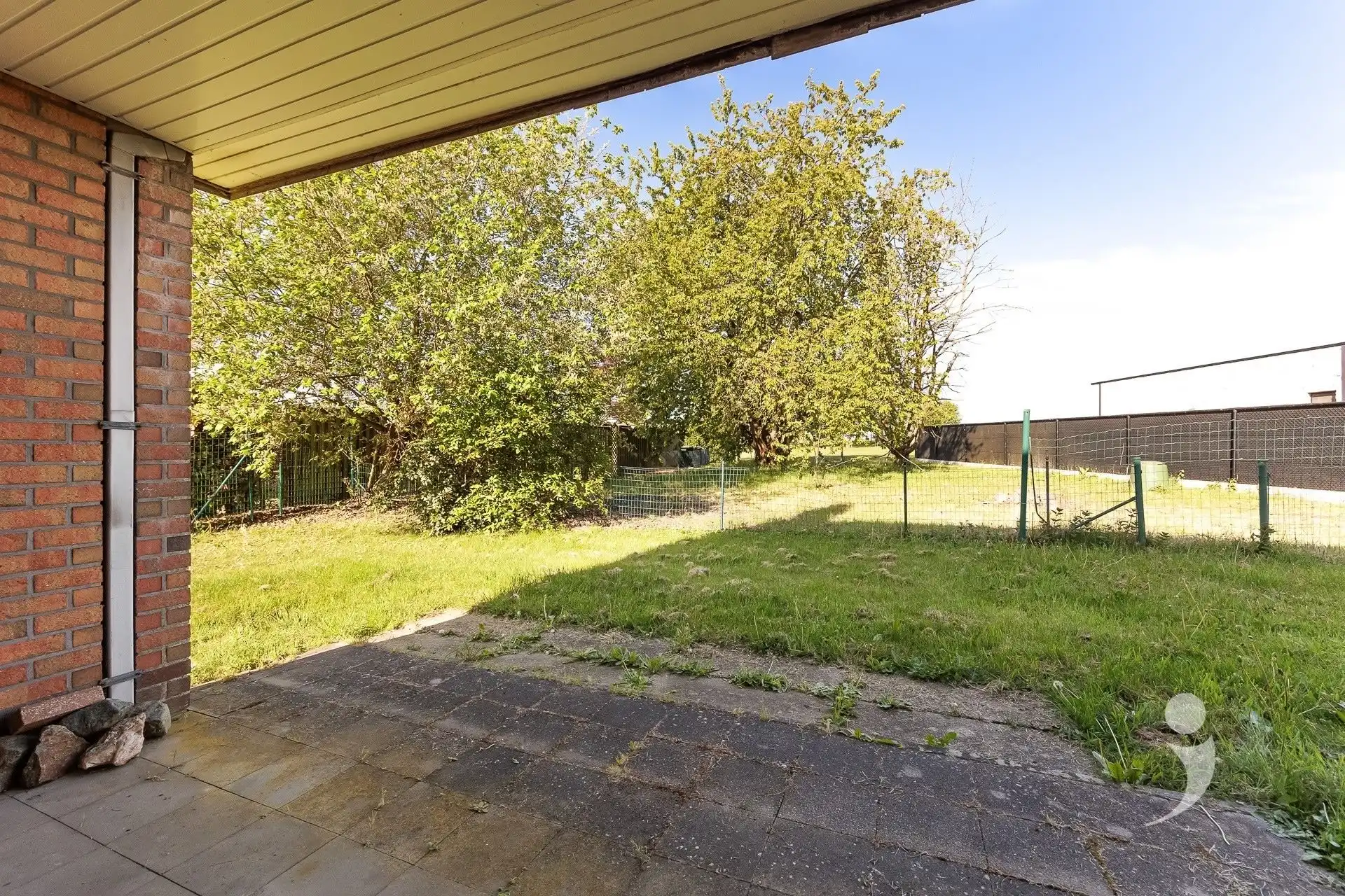 Ruime te renoveren woning met 3 slaapkamers foto 23