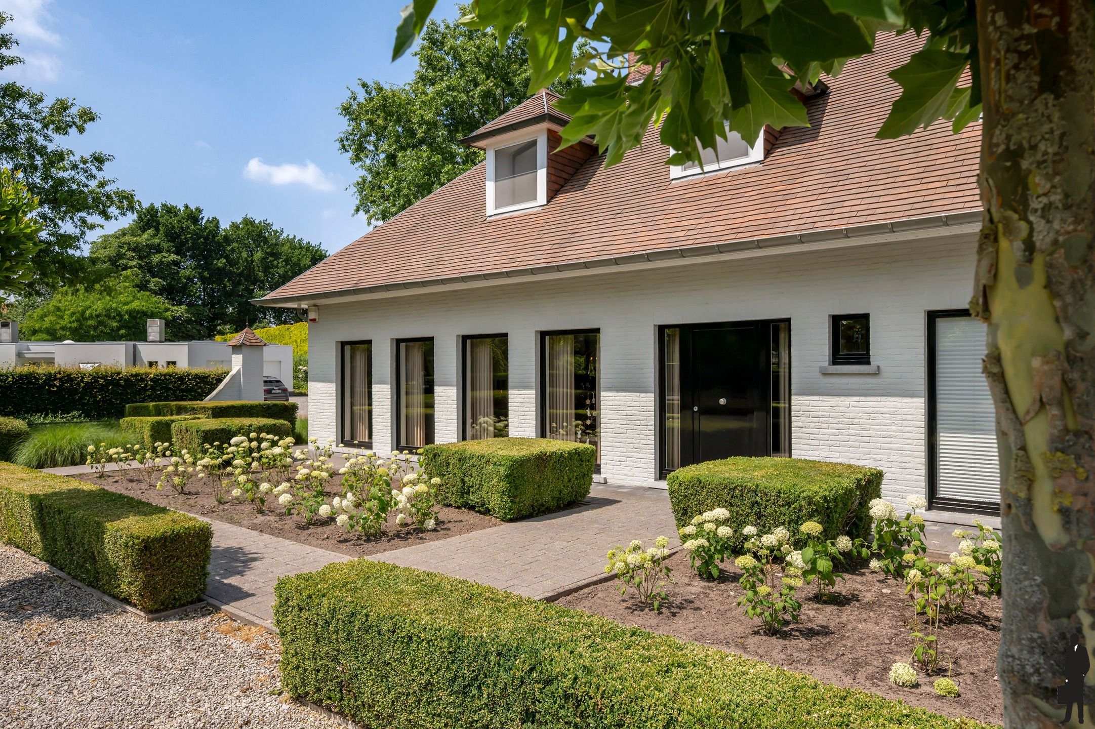 Tijdloze villa op perceel van ca. 1287 m².  foto 2