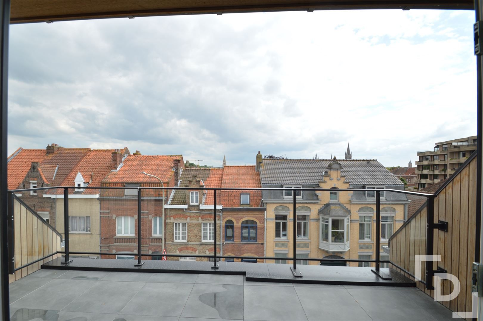 Dakappartement + carport en berging foto 5