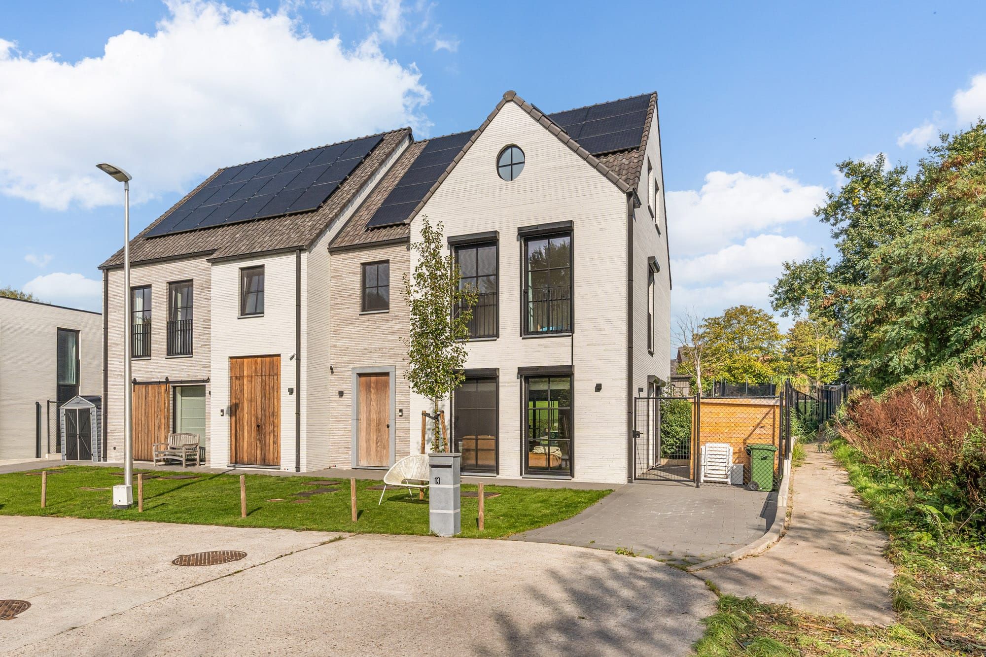 Exclusieve nieuwbouwwoning met verfijnde afwerking en ruime tuin! foto {{pictureIndex}}