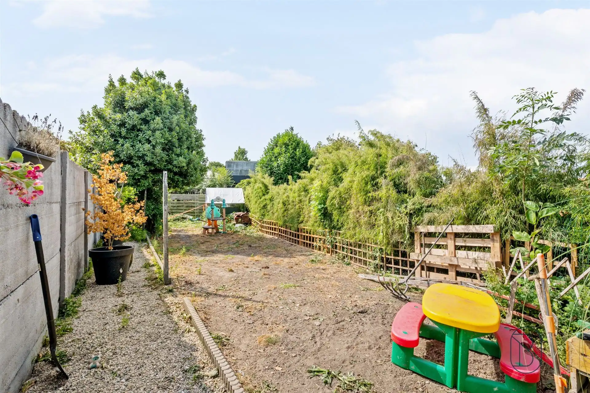 Rustig gelegen gezinswoning met 4 slk, garage en tuin foto 3