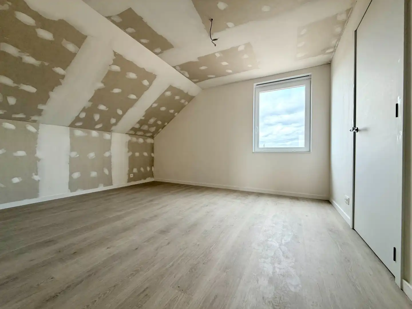 Uitzonderlijk ruime halfopen woning! foto 16