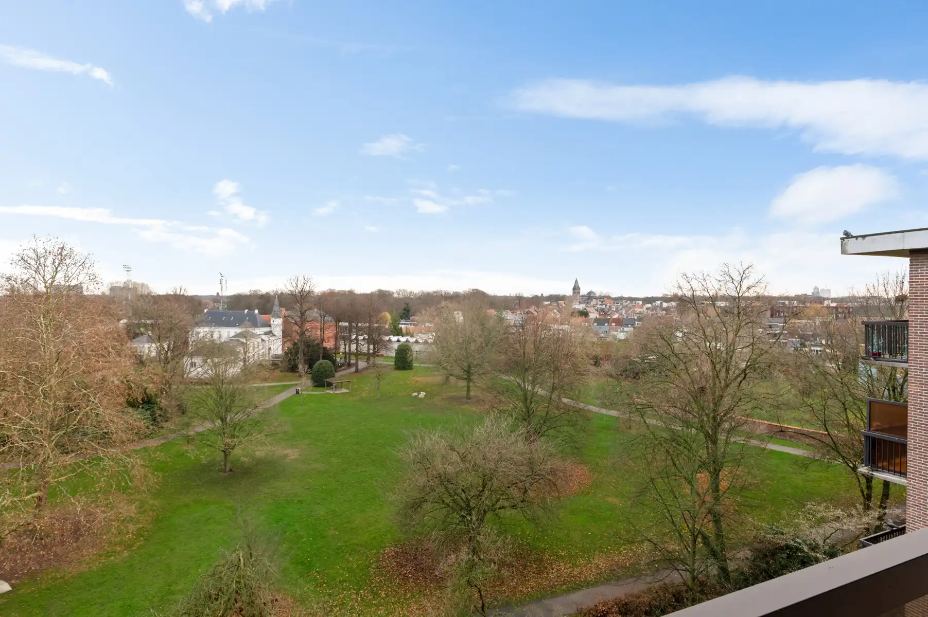 Lichtrijk appartement met panoramisch parkzicht en terras foto 4