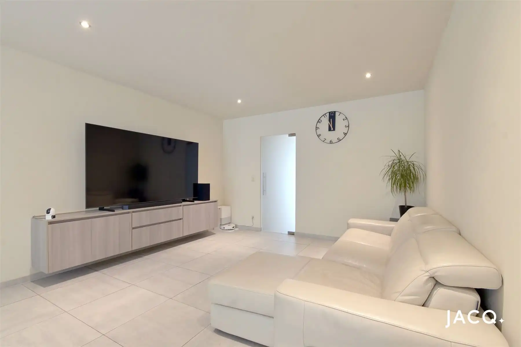 Gerenoveerde woning met 2slpk's, ruim terras en garage! foto 6