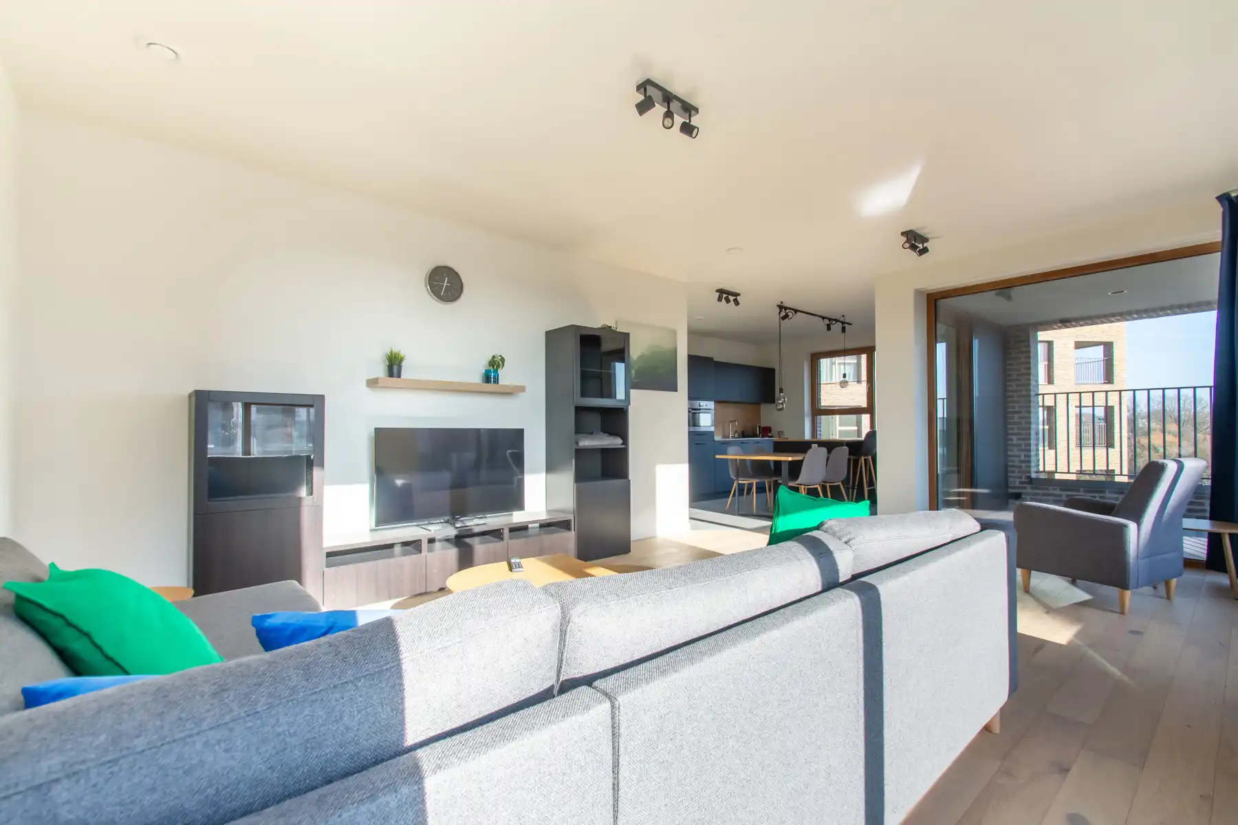 Rustig en comfortabel gemeubeld 2slpk appt. met mooi terras  foto 4