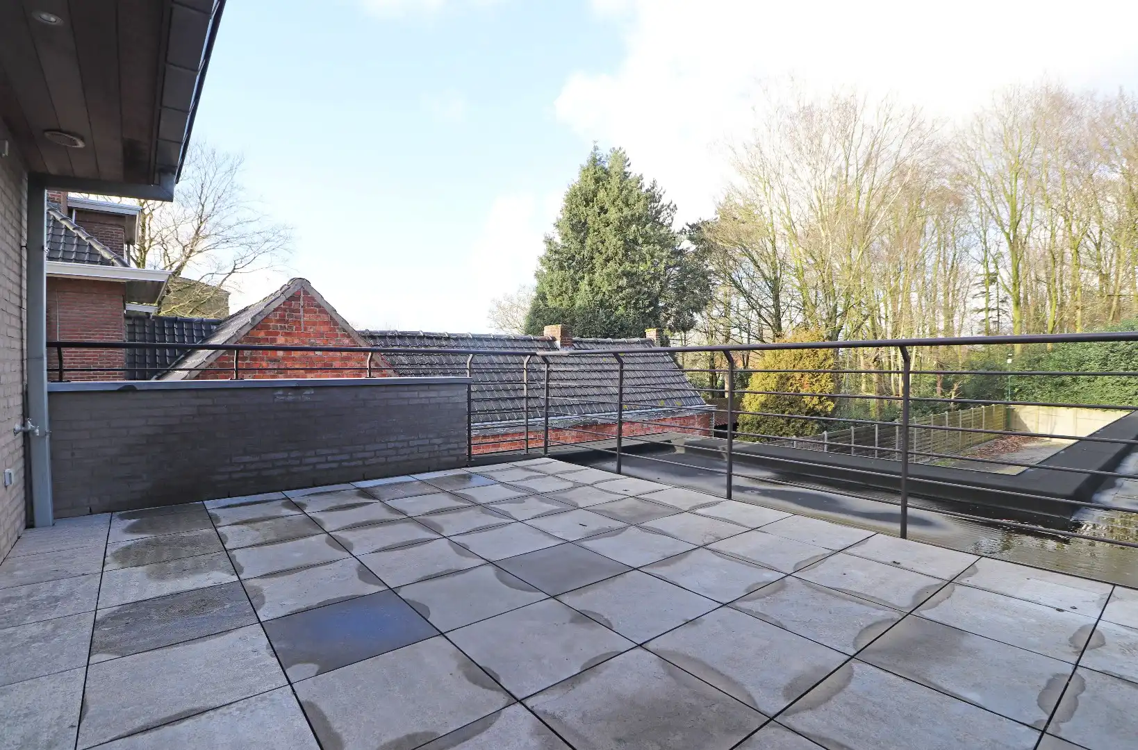 Lichtrijke woning met carport foto 9