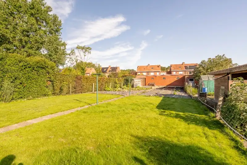 Ruime woning met tuin, 2 garages en 4 slaapkamers. foto 29