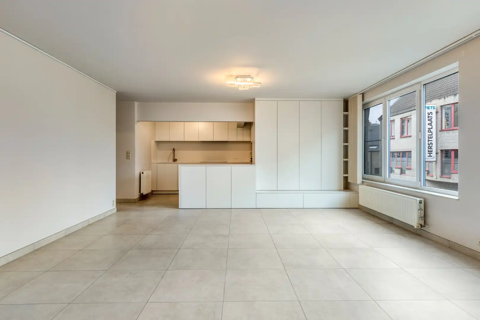 Ruim 2-slaapkamer appartement met parkeerplaats in Halle foto 4