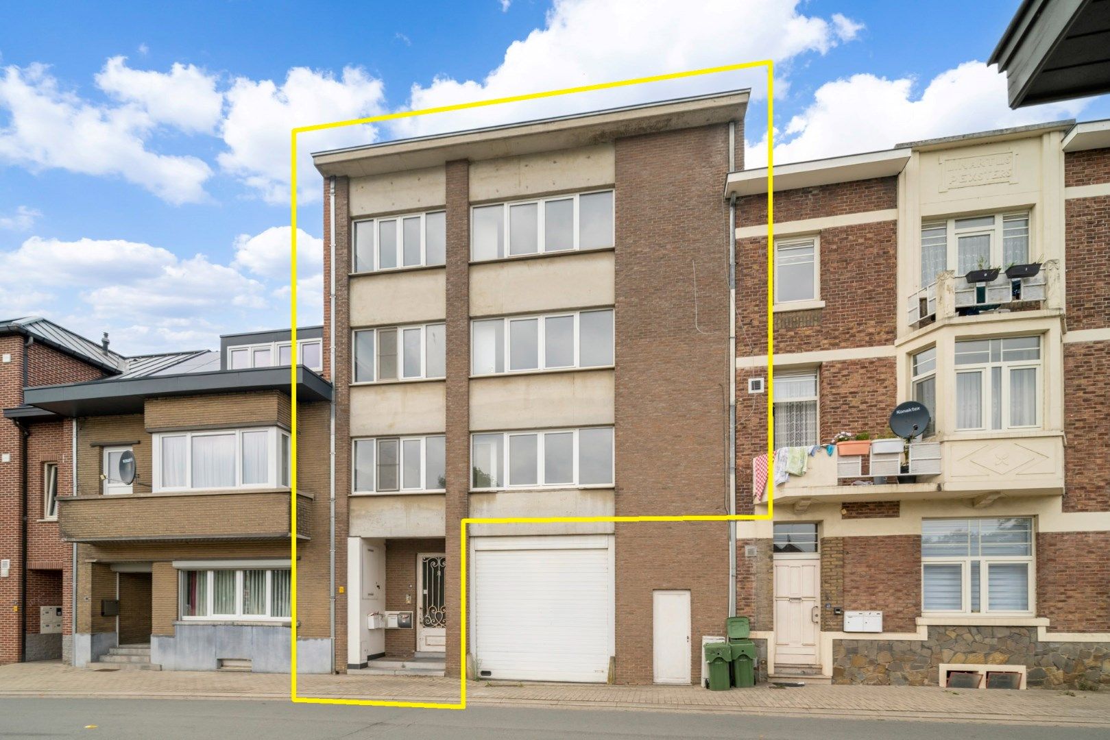 Te renoveren appartementsgebouw bestaande uit drie appartementen en een studio, vlakbij het centrum van Hoeselt foto 1