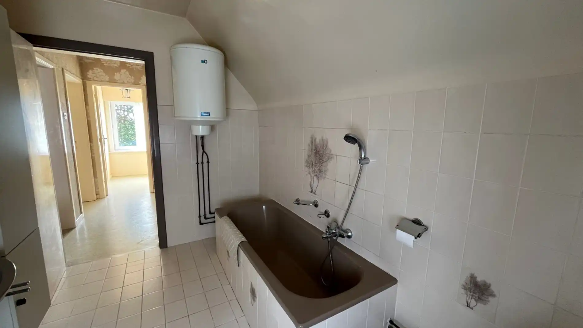 Ruime woning met een grote tuin foto 15