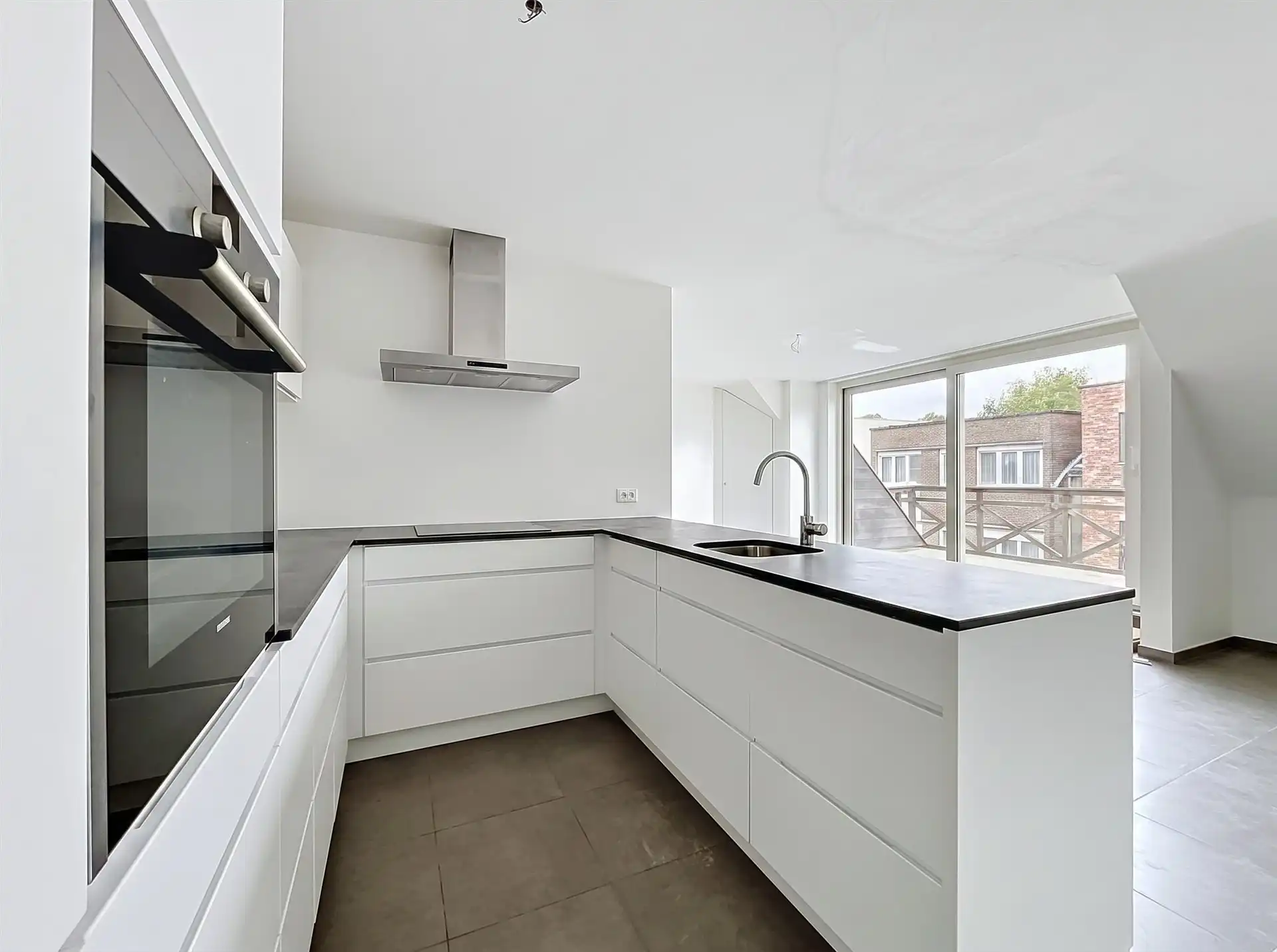 Penthouse met 2 slaapkamers, terras en carport! foto 2