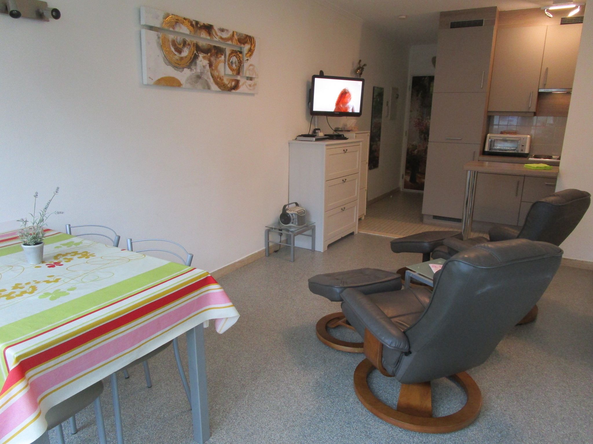 Volledig gerenoveerde studio in volle centrum op 75m van zee. foto 6