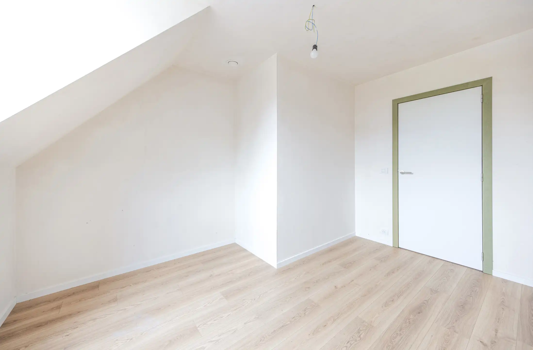 Halfopen woning met ruime tuin op rustige locatie foto 28