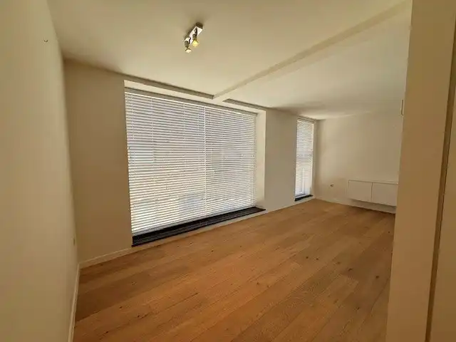 Luxe duplexappartement te huur in het hart van Maaseik, met lift, 2 slaapkamers en 2 terrassen.  foto 3