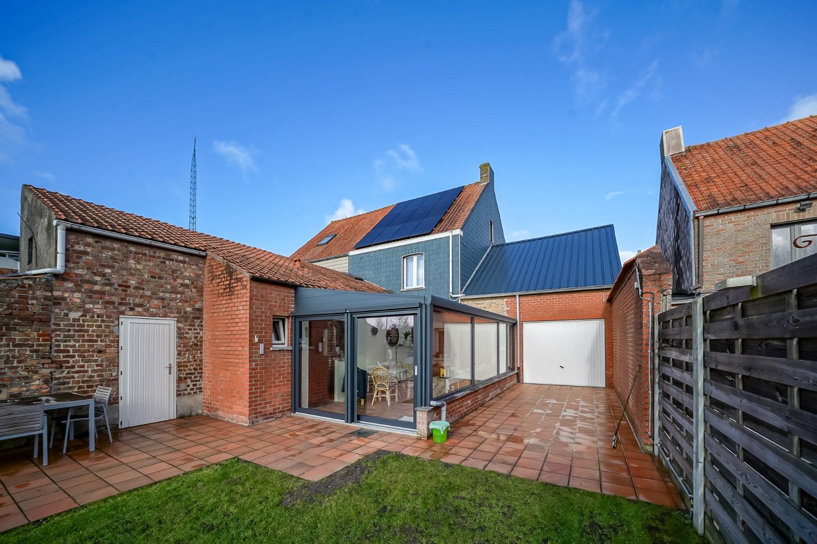 TE KOOP  instapklare woning met grote zonnige tuin en garage/loods. foto 2