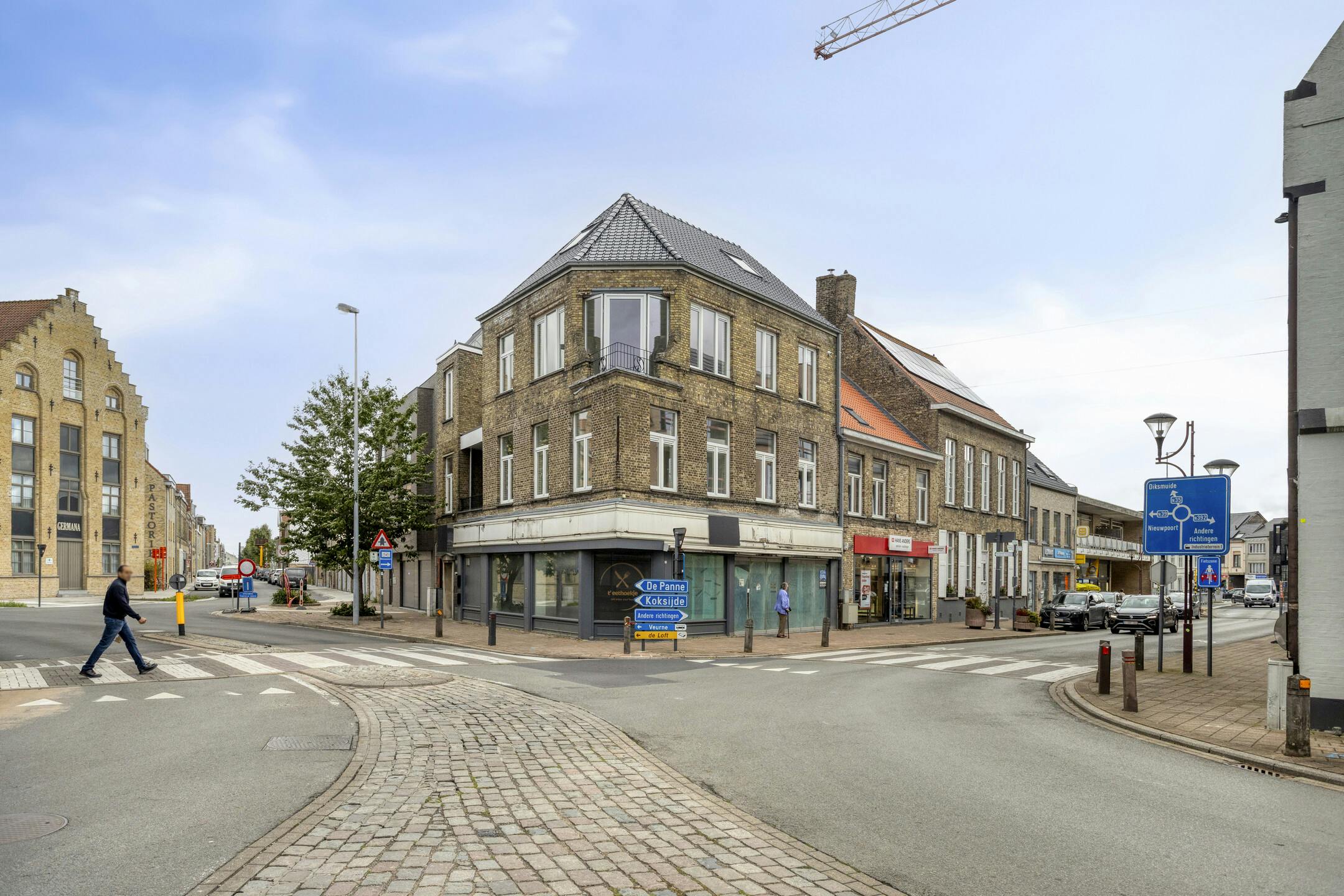 Pand met 2 gerenoveerde appartementen en winkel te Veurne. foto 2