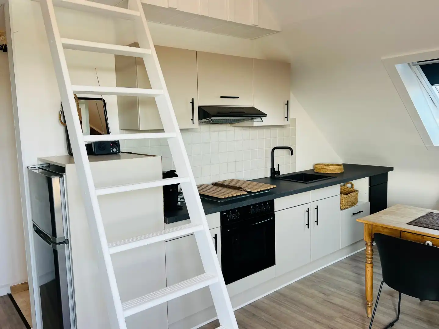 Gezellige gemeubelde studio met zuidgericht terras te huur in De Haan foto 2