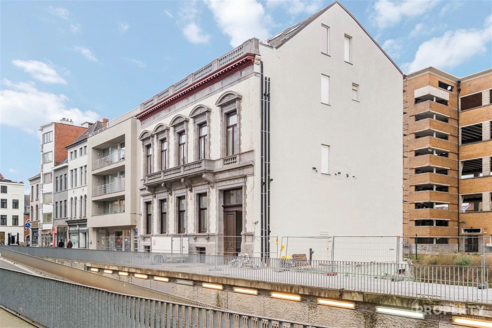 High-end studentenkamer in klassevol erfgoedgebouw foto 11