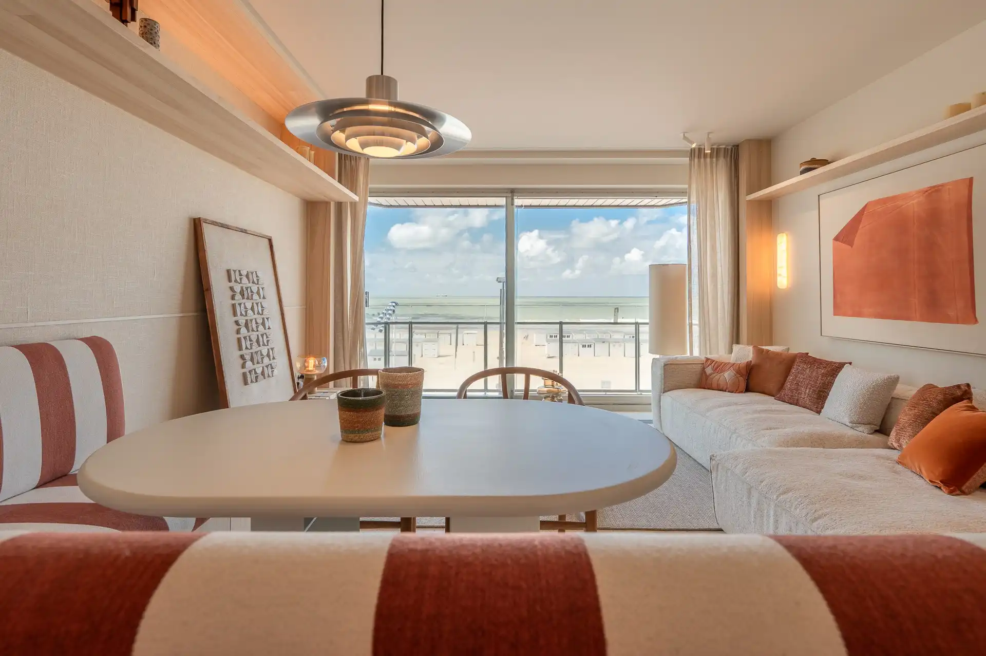 Zeer mooi gerenoveerd appartement met frontaal zeezicht op Zeedijk in het Het Zoute, gelegen vlakbij het Albertplein. foto 4