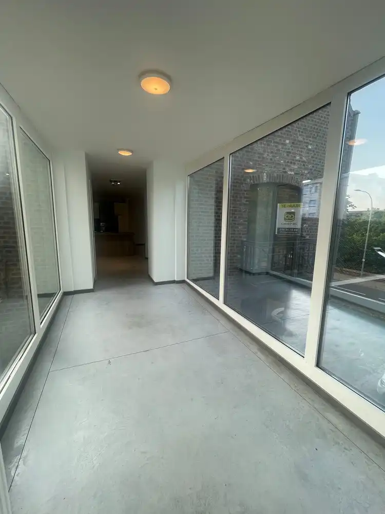 Lichtrijk appartement met balkon in gebouw met lift foto 2
