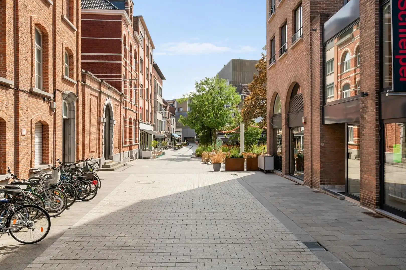 Verrassend ruim volledig opgefrist appartement in hartje Kortrijk met 1 slaapkamer foto 16