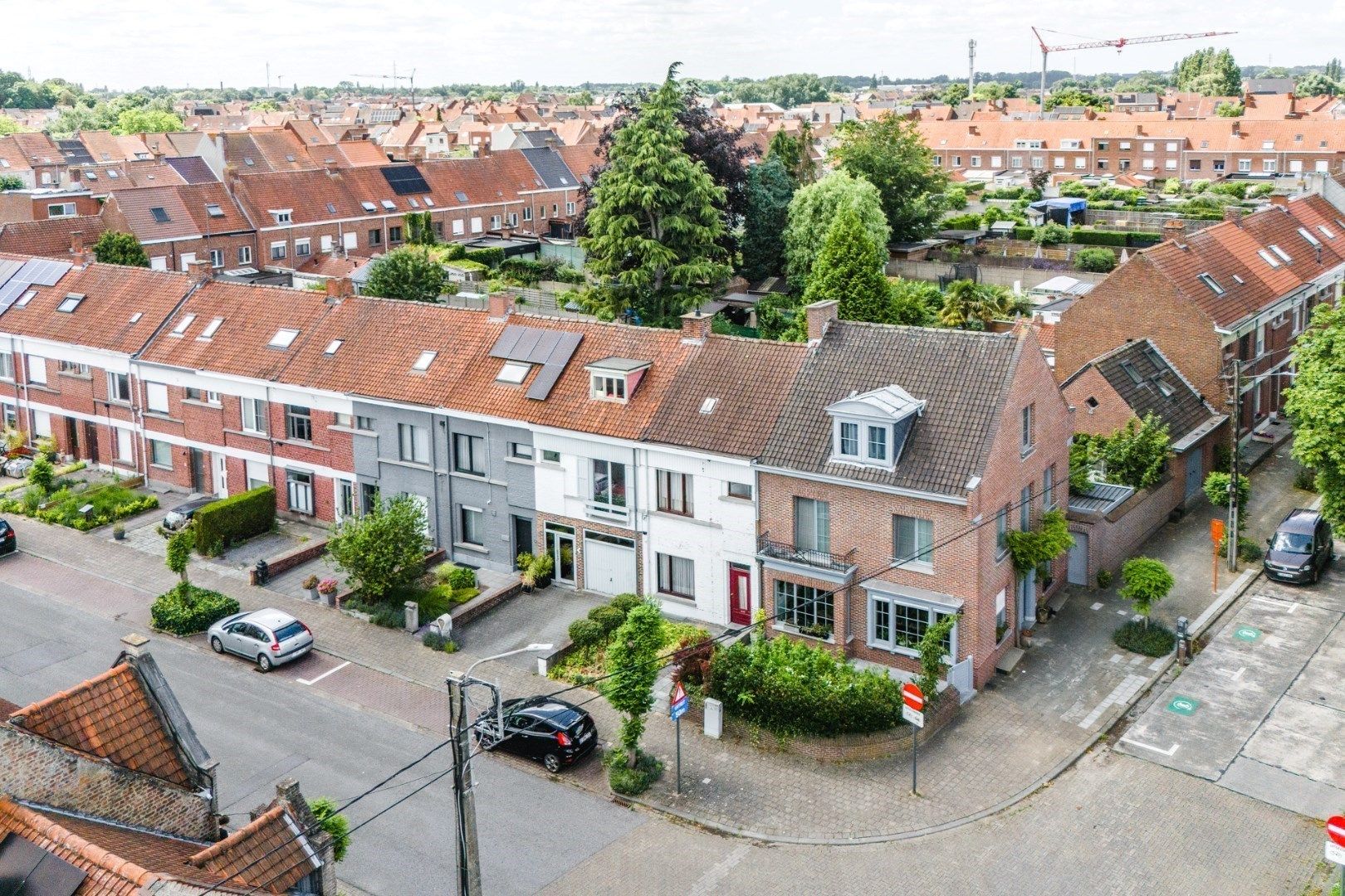 Gesloten bebouwing met stadstuin, oprit, garage en 4 kamers foto 25