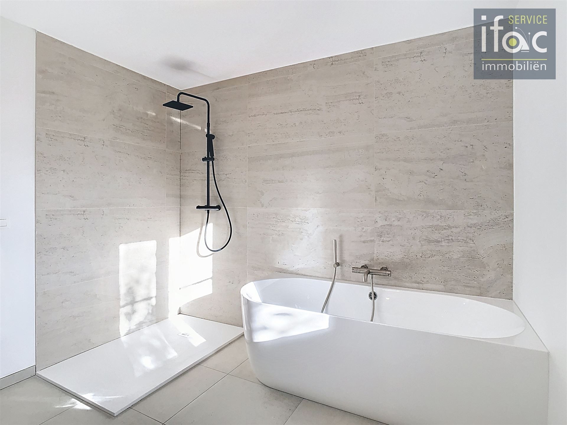 Nieuwbouwwoning met 4 slaapkamers, 2 badkamers en tuin. foto 19