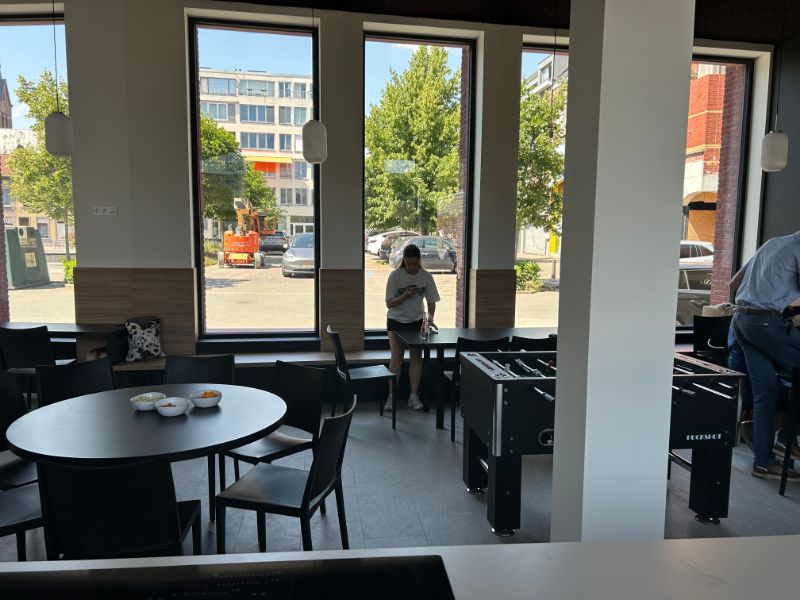 Nieuwe studentenkamer op een top locatie in centrum Kortrijk met zicht op plein. foto 13