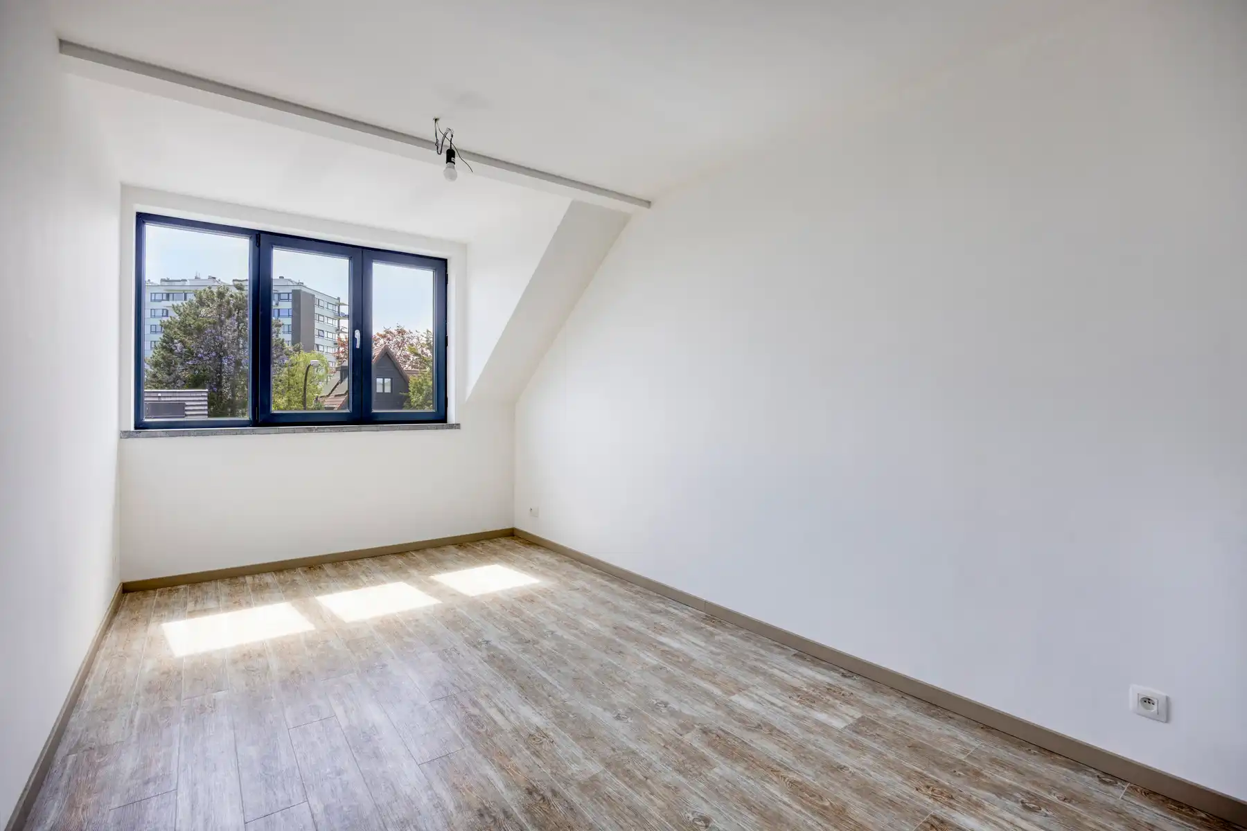 Nieuwbouw triplex met 4 slaap- en badkamers, tuin en parking foto 17