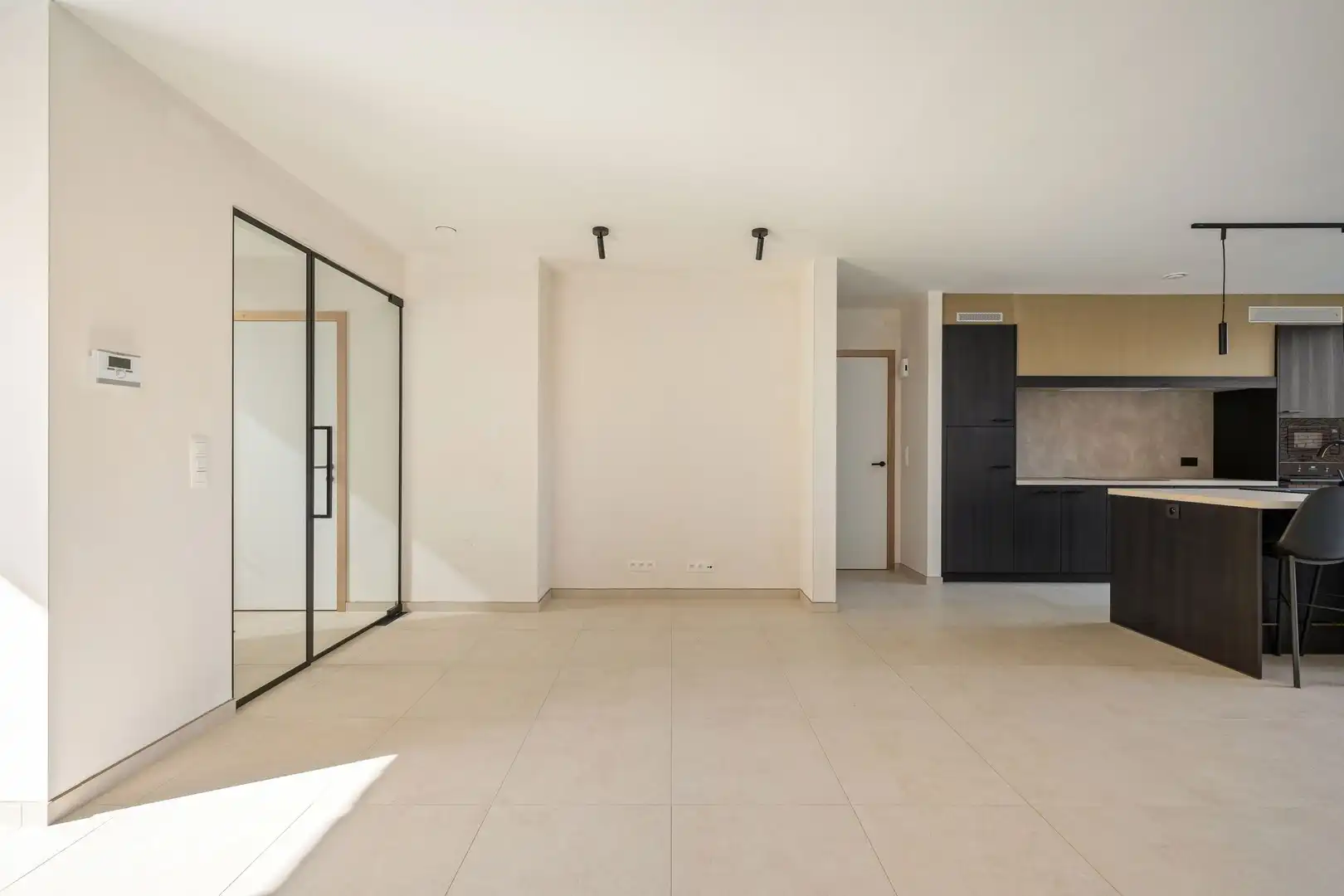 Kwalitatief afgewerkte lichtrijke en ruime nieuwbouw woning met grote tuin en 3 volwaardige slaapkamers en grote zolderruimte. foto 8