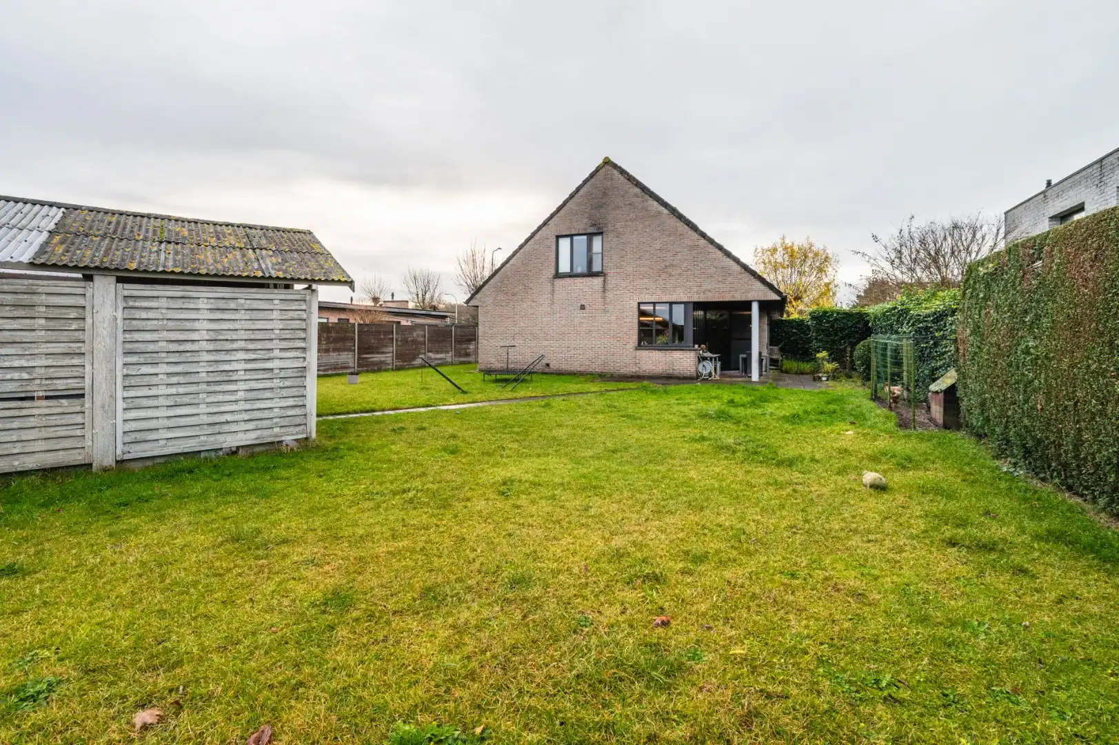 Villa met 6 kamers,  garage, 44 zonnepanelen, en veel ruimte op 810 m² foto 17