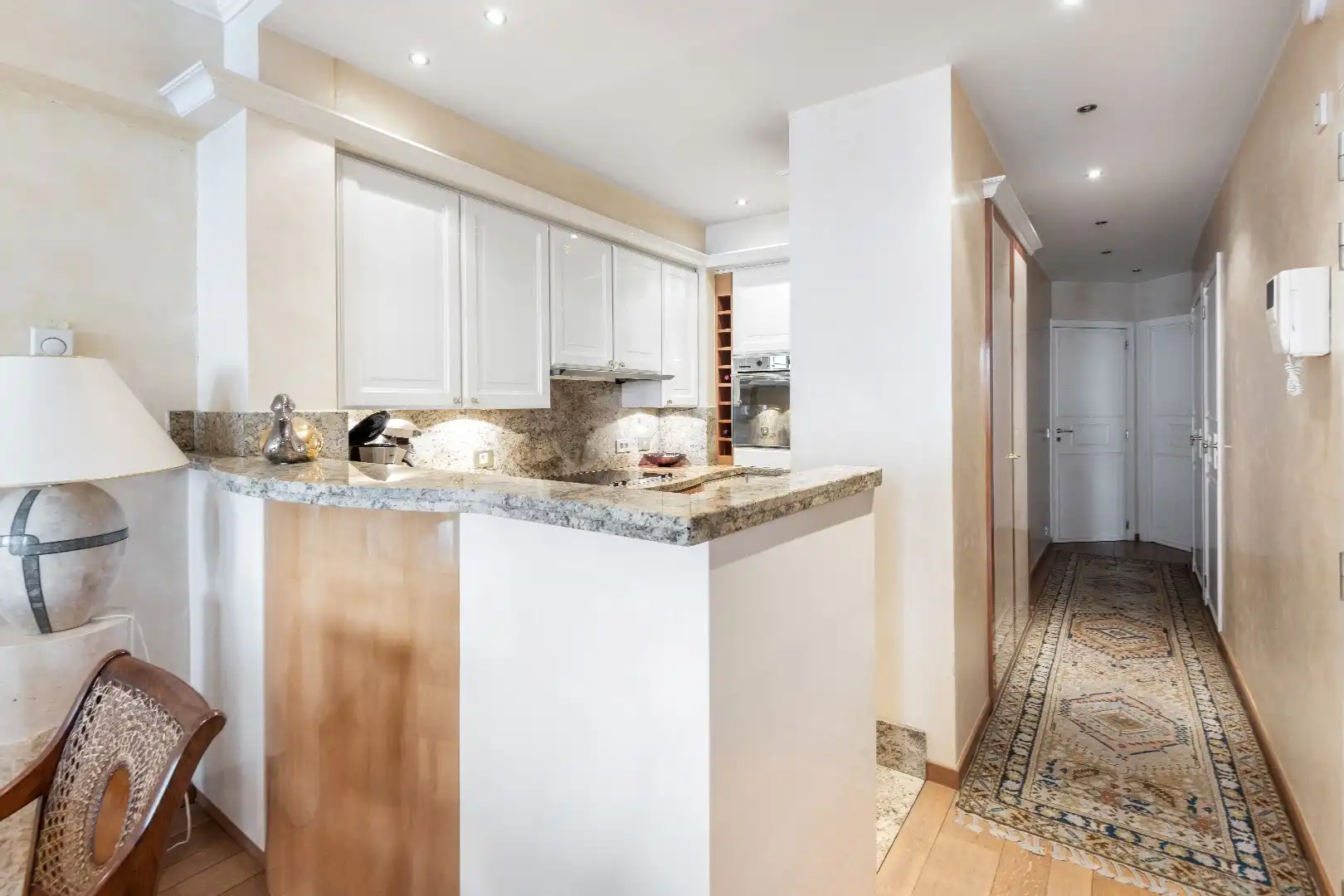 Luxueus ingericht appartement aan de zonnekant van de Dumortierlaan. Parking in het gebouw mgl. foto 8